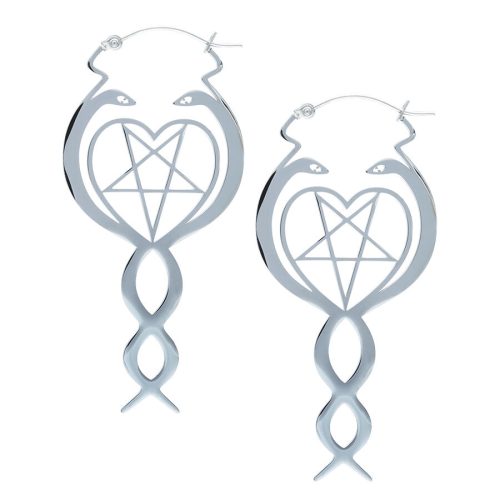 Silberne Nagini Hoops Ohrringe mit Schlangenmotiv und Pentagramm auf weißem Hintergrund