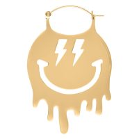Großer goldener Ohrring mit Smiley-Motiv und Blitzdesign auf weißem Hintergrund