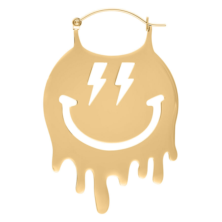 Großer goldener Ohrring mit Smiley-Motiv und Blitzdesign auf weißem Hintergrund