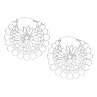 Silberne Daisy Hoops Ohrringe aus Chirurgenstahl auf weißem Hintergrund