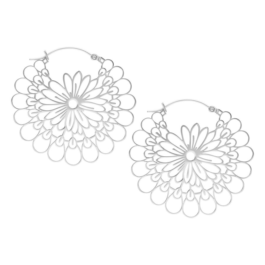 Silberne Daisy Hoops Ohrringe aus Chirurgenstahl auf weißem Hintergrund