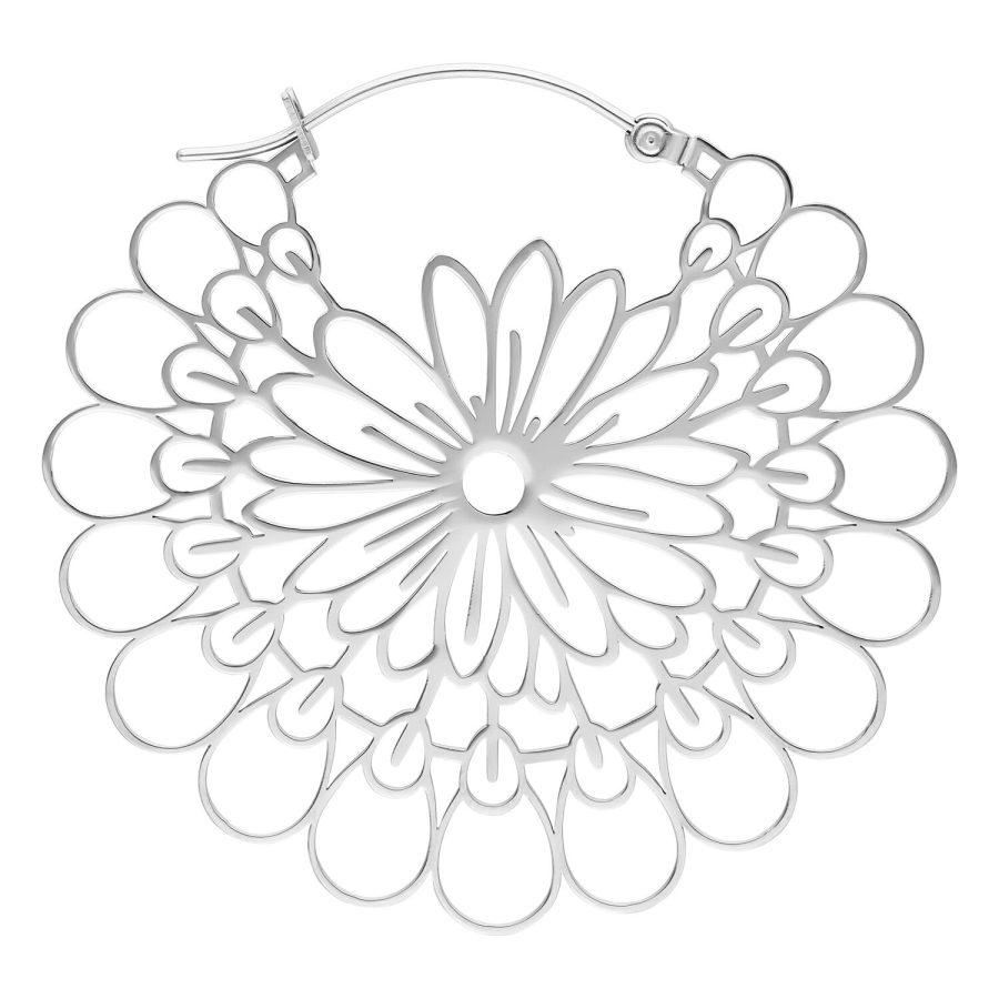 Silberne Daisy Hoops Ohrringe mit Klappverschluss auf weißem Hintergrund