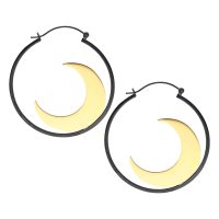 Runde Ohrringe aus schwarzem Chirurgenstahl mit goldener Mondsichel auf weißem Hintergrund