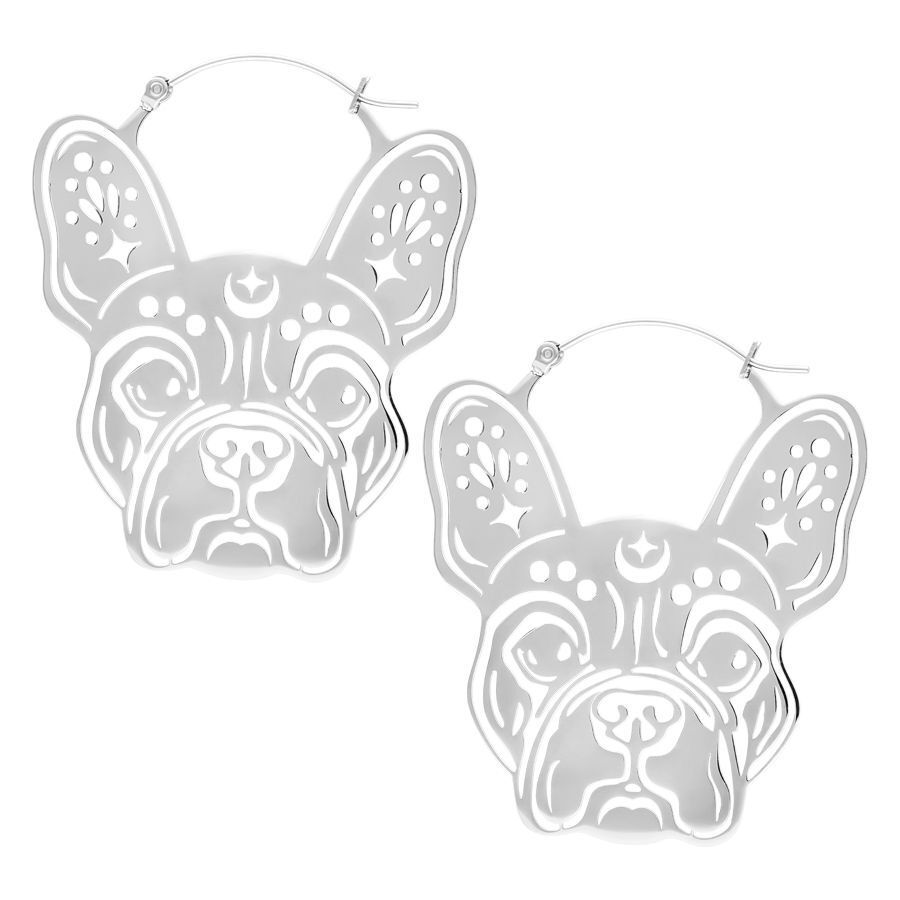 Silberne Bulldoggen-Ohrringe aus Chirurgenstahl auf weißem Hintergrund