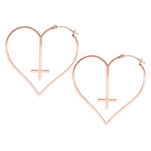 Zwei roségoldene Ohrringe in Herzform mit Kreuzdesign auf weißem Hintergrund