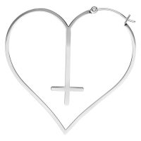 Silberner Herz-Ohrring mit Kreuz-Design und Klappverschluss auf weißem Hintergrund
