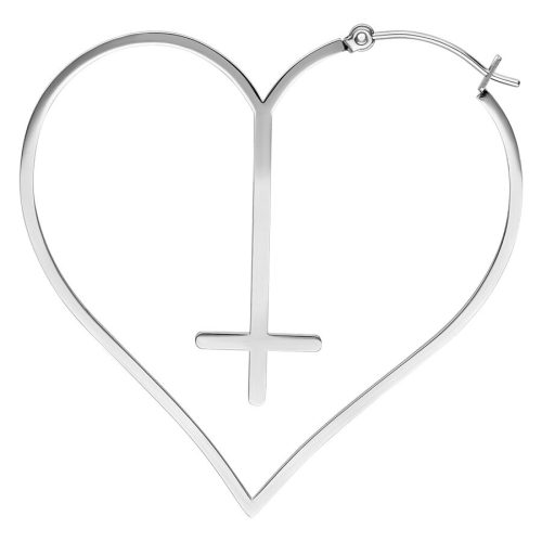 Silberner Herz-Ohrring mit Kreuz-Design und Klappverschluss auf weißem Hintergrund