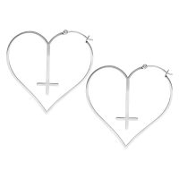 Silberne herzförmige Ohrringe mit Kreuz, auf weißem Hintergrund