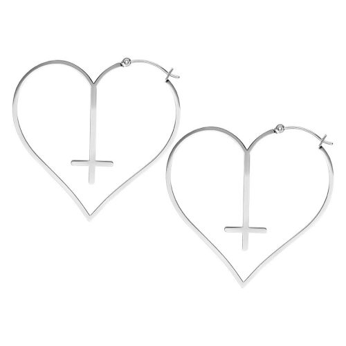 Silberne herzförmige Ohrringe mit Kreuz, auf weißem Hintergrund
