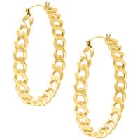 Zwei goldene Curbchain Hoops Ohrringe auf weißem Hintergrund