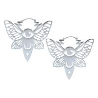 Paar silberne Moth Hoops Ohrringe aus Edelstahl auf weißem Hintergrund