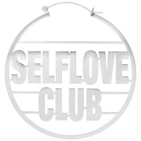 Silberner Ohrring mit Schriftzug 'Selflove Club' auf weißem Hintergrund