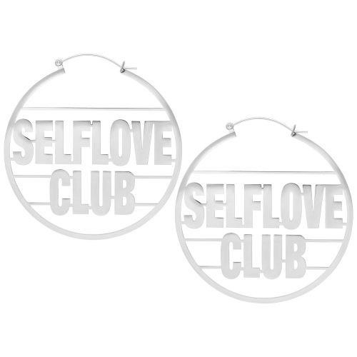 Silberne Ohrringe mit 'Selflove Club' Schriftzug auf weißem Hintergrund