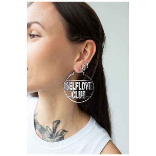 Silberne Selflove Club Hoops Ohrringe an Ohr getragen, nahaufnahme
