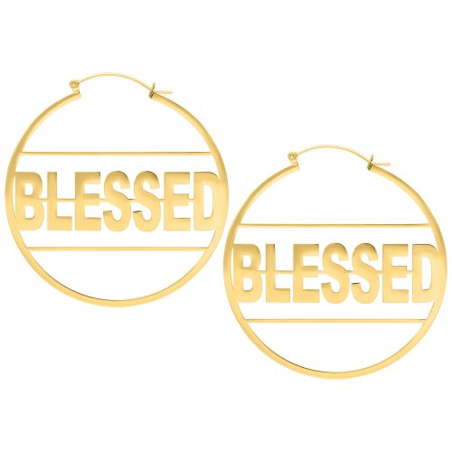 Zwei glänzende goldene Ohrringe mit dem Schriftzug 'Blessed' auf weißem Hintergrund