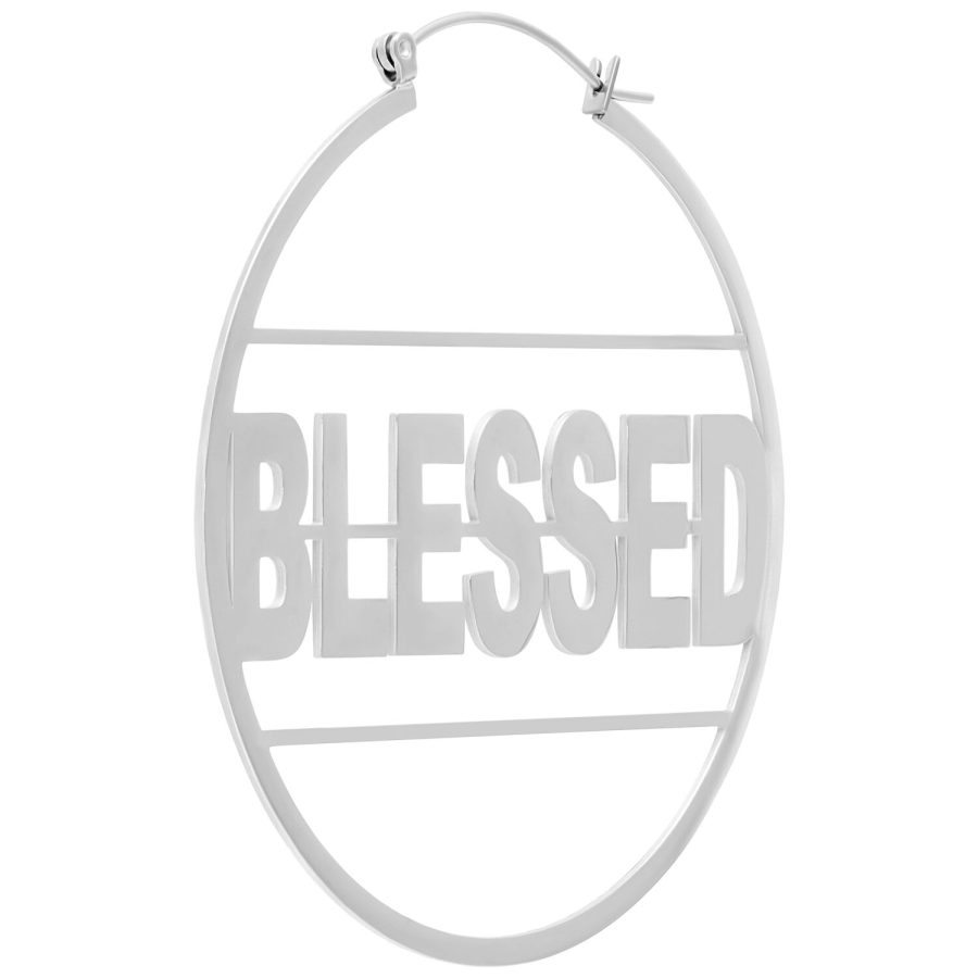 Silberne Ohrringe mit 'Blessed'-Schriftzug auf weißem Hintergrund
