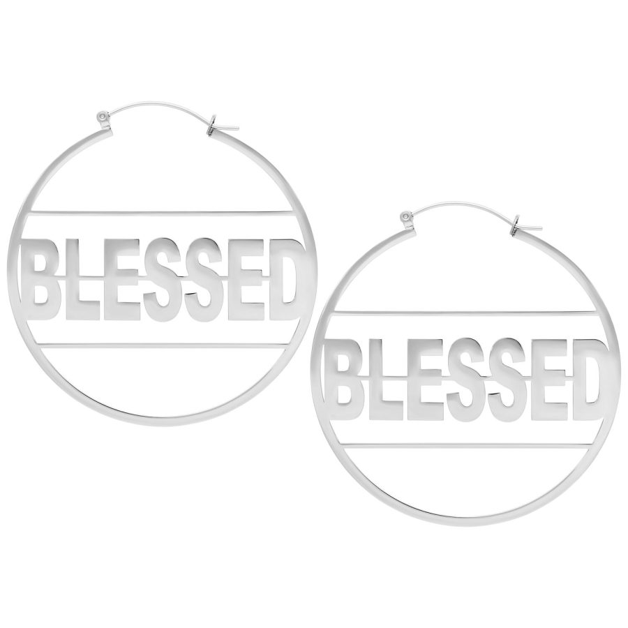 Silberne Hoops mit 'Blessed' Schriftzug auf weißem Hintergrund