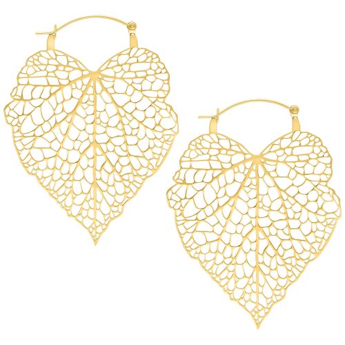 Goldene Ohrhänger in Form eines filigranen Blattes auf weißem Hintergrund