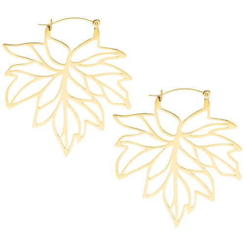 Goldene Ohrringe in Form eines Herbstblattes auf weißem Hintergrund