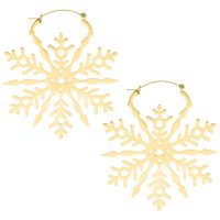 Zwei goldene Ohrringe in Form von Schneeflocken auf weißem Hintergrund