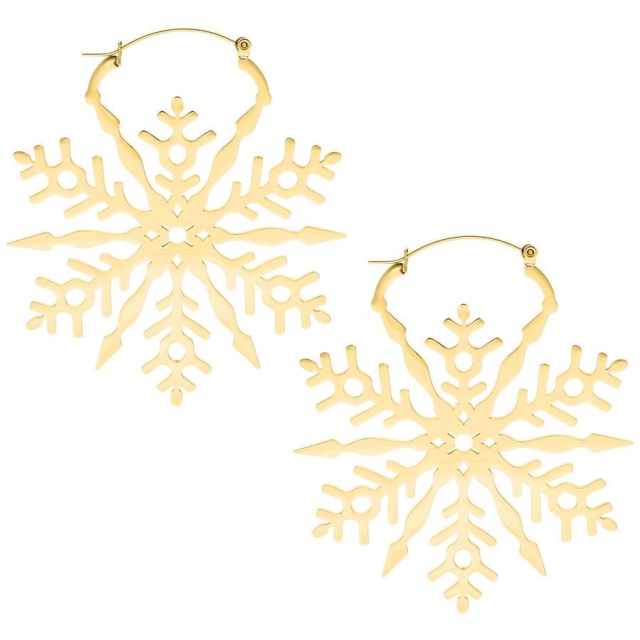 Zwei goldene Ohrringe in Form von Schneeflocken auf weißem Hintergrund