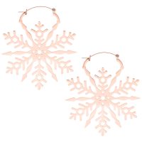 Zwei roségoldene Schneeflocken-Ohrringe aus Edelstahl auf weißem Hintergrund