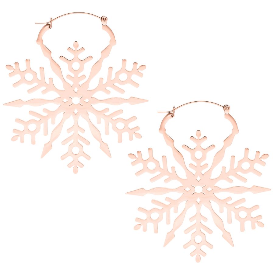Zwei roségoldene Schneeflocken-Ohrringe aus Edelstahl auf weißem Hintergrund