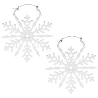 Zwei silberne Schneeflocken Creolen auf weißem Hintergrund
