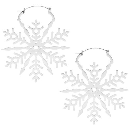Zwei silberne Schneeflocken Creolen auf weißem Hintergrund