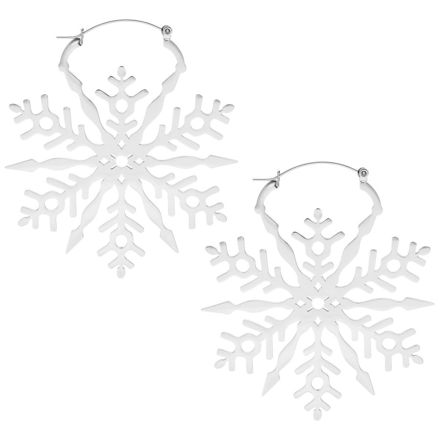 Zwei silberne Schneeflocken Creolen auf weißem Hintergrund