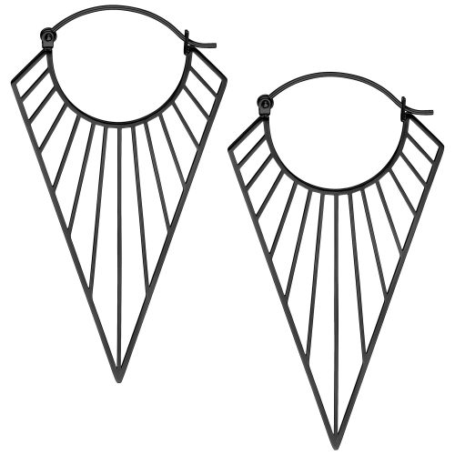Schwarze Prisma Hoops Ohrringe aus Chirurgenstahl auf weißem Hintergrund