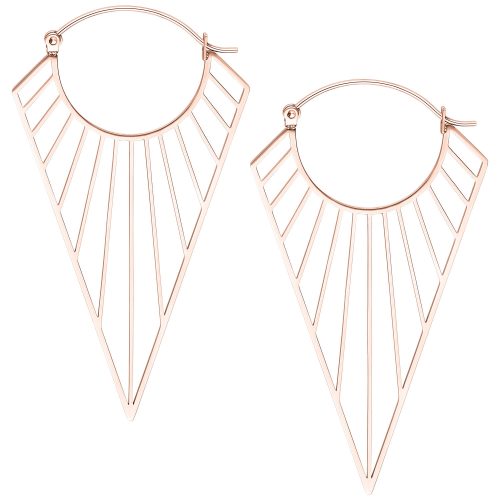 Roségoldene Prisma Hoops Ohrringe mit geometrischem Design auf weißem Hintergrund