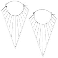 Zwei silberne Prisma Hoops Ohrringe aus Chirurgenstahl auf weißem Hintergrund