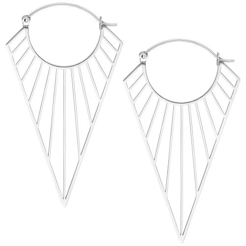Zwei silberne Prisma Hoops Ohrringe aus Chirurgenstahl auf weißem Hintergrund
