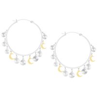 Silberne Ohrringe mit goldenen und silbernen Mond- und Scheibenanhängern auf weißem Hintergrund