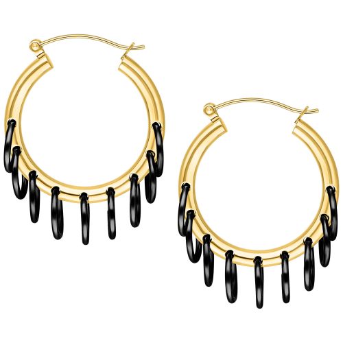Goldene Ohrringe mit mehreren schwarzen Ringen auf weißem Hintergrund