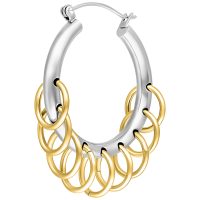 Silberne Ohrringe mit goldenen Loops auf weißem Hintergrund