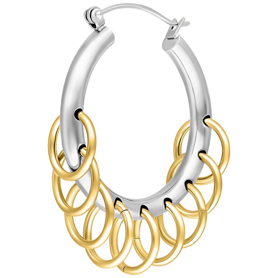 Silberne Ohrringe mit goldenen Loops auf weißem Hintergrund