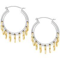 Silberne Creolen mit goldenen Ringen auf weißem Hintergrund