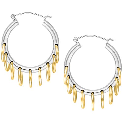 Silberne Creolen mit goldenen Ringen auf weißem Hintergrund