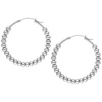 Zwei silberne Bubble Hoops Ohrringe aus Chirurgenstahl auf weißem Hintergrund