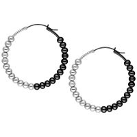 Zwei Bubble Hoops Ohrringe in Silber und Schwarz auf weißem Hintergrund