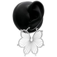 Silberne Flower Hoops Ohrringe an einem schwarzen Ohr-Modell