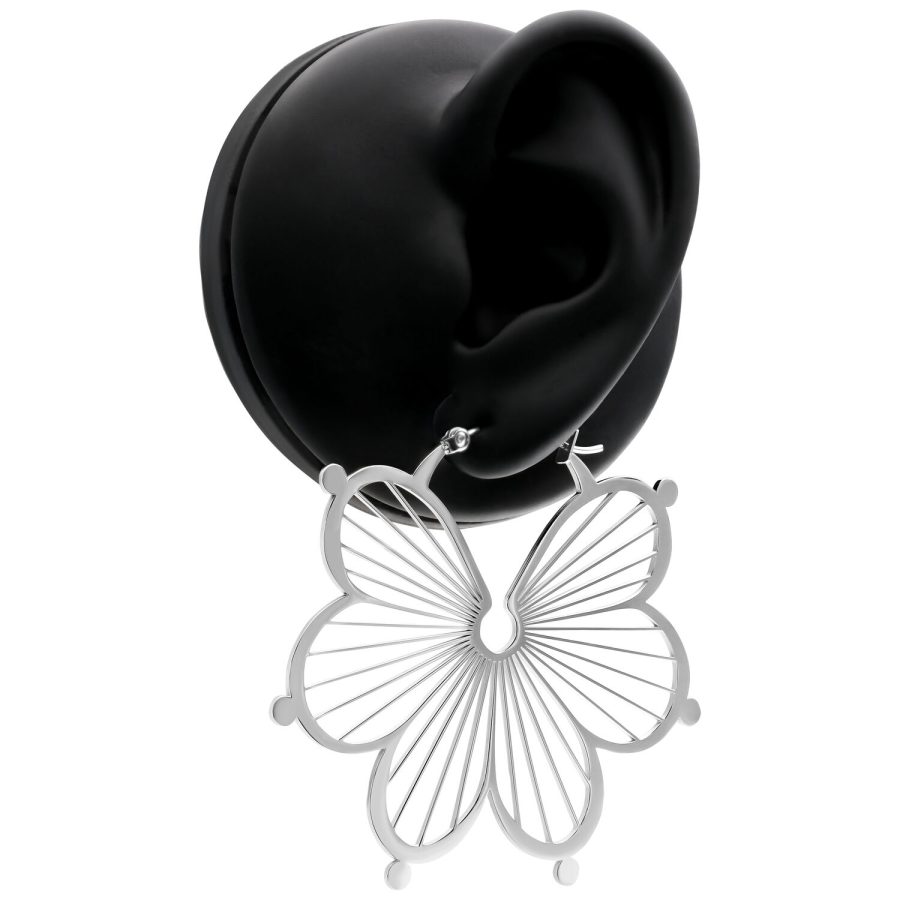 Silberne Flower Hoops Ohrringe an einem schwarzen Ohr-Modell