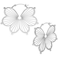 Zwei silberne Flower Hoops Ohrringe vor weißem Hintergrund, hochglanzpoliert und wasserfest
