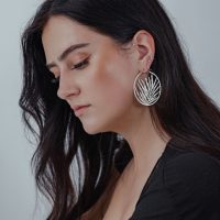 Silberne Noble Leaf Hoops Ohrringe an Frau mit langem, dunklem Haar