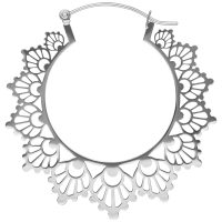 Silberne Creole mit Sonnenblumenmuster auf weißem Hintergrund