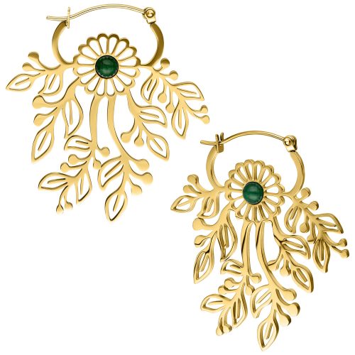 Zwei goldene Ohrringe mit Blumenmuster und grünem Stein, auf weißem Hintergrund