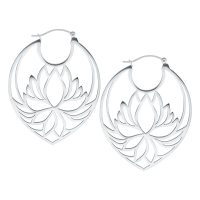 Silberfarbene Lotus Hoops aus Edelstahl mit Klappverschluss auf weißem Hintergrund