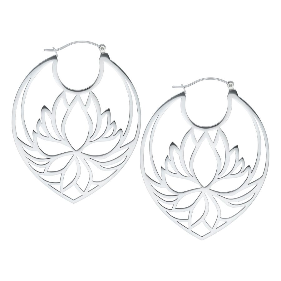 Silberfarbene Lotus Hoops aus Edelstahl mit Klappverschluss auf weißem Hintergrund